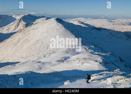 Un hillwalker Beinn Odhar en ordre décroissant les Corbett Bheag dans des conditions hivernales avec la Corbett de Beinn Mhic ahe immédiatement Cedidh Banque D'Images