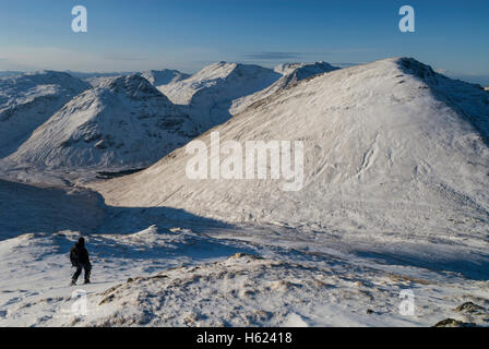 Un hillwalker Beinn Odhar en ordre décroissant les Corbett Bheag dans des conditions hivernales avec la Corbett de Beinn Mhic ahe immédiatement Cedidh Banque D'Images