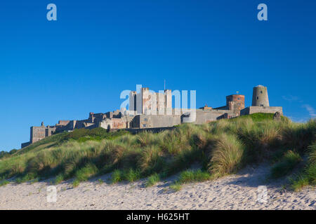 Château de Bamburgh Northumberland en vue des dunes de sable Banque D'Images