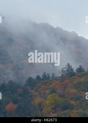 Brouillard humide s'élève des montagnes après de fortes pluies Banque D'Images