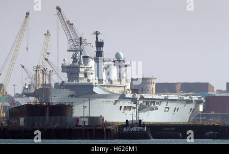 Une vue générale de l'ancien porte-hélicoptères de la Royal Navy le HMS Illustrious, mise hors service à la suite d'une carrière de 32 ans, au quai de l'arsenal naval de Portsmouth. Banque D'Images