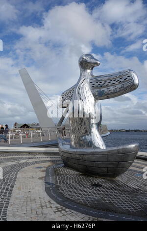 Elizabeth Quay ouest de l'Australie Perth artiste Noongar Nannup Laurel 5 mètres avec des ailes d'oiseaux debout sur bateau, sculpture en métal Banque D'Images