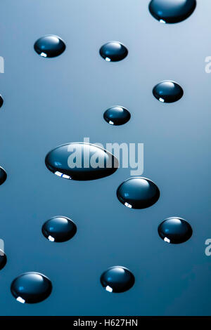 Gouttes d'eau sur background studio shot Banque D'Images