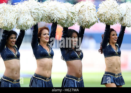 Los Angeles Rams' Cheerleaders effectuer avant la NFL International Series match à Twickenham, Londres. Banque D'Images