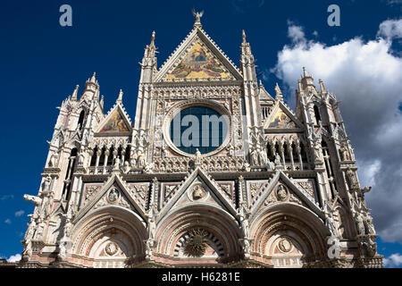 Élaborer avant de l'ouest de Santa Maria Assunta Cathedral, Siena, Toscane, Italie Banque D'Images