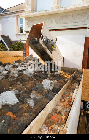 Retrait de la machine de la terre d'excavation excavation du sous-sol / sous-sol / extension / extension de propriété maison sous terre. UK Banque D'Images