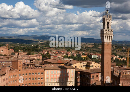 Le Palazzo Pubblico et la Torre del Mangia, vu de la 'Facciatone' de la Duomo Nuovo, Sienne, Toscane, Italie Banque D'Images