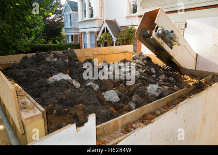 Retrait de la machine de la terre d'excavation excavation du sous-sol / sous-sol / extension / extension de propriété maison sous terre. UK Banque D'Images