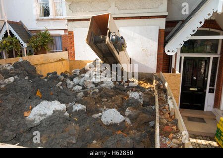 Retrait de la machine de la terre d'excavation excavation du sous-sol / sous-sol / extension / extension de propriété maison sous terre. UK Banque D'Images