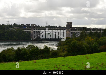 Le Britannia Pont sur le détroit de Menai, Anglesey, au nord du Pays de Galles, Royaume-Uni Banque D'Images