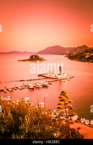 L'île de la souris, Corfou, Grèce. Vlachernes monastère sur la péninsule de Kanoni, à Corfou. Photo prise au coucher du soleil. Banque D'Images