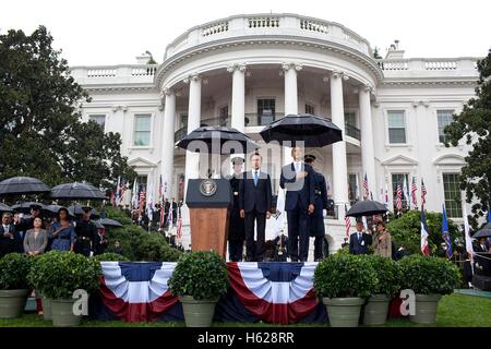 Le président américain Barack Obama et le président coréen Lee Myung-bak pour l'hymne national américain au cours de la Corée sous les parasols cérémonie d'arrivée de l'État sur la pelouse Sud de la Maison Blanche, 13 octobre 2011 à Washington, DC. Banque D'Images