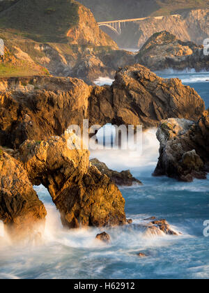 Arches et vagues sur la côte de Big Sur, en Californie Banque D'Images