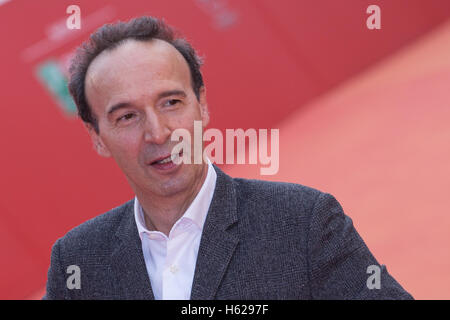 Rome, Italie. 23 Oct, 2016. Roberto Benigni, marche le tapis rouge lors de la 11e édition du Festival de Rome. Crédit : Barbara Como/Pacific Press/Alamy Live News Banque D'Images