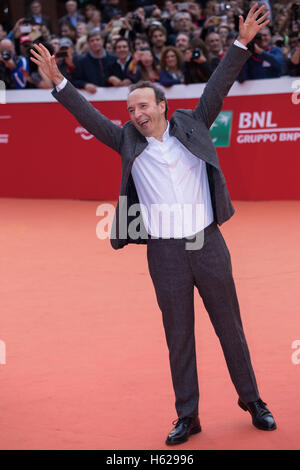 Rome, Italie. 23 Oct, 2016. Roberto Benigni, marche le tapis rouge lors de la 11e édition du Festival de Rome. Crédit : Barbara Como/Pacific Press/Alamy Live News Banque D'Images