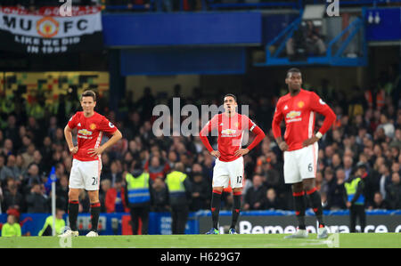 Manchester United, Ander Herrera, Chris Smalling et Paul Pogba regarder déprimé après leur côté concéder leur troisième but lors de la Premier League match à Stamford Bridge, Londres. Banque D'Images