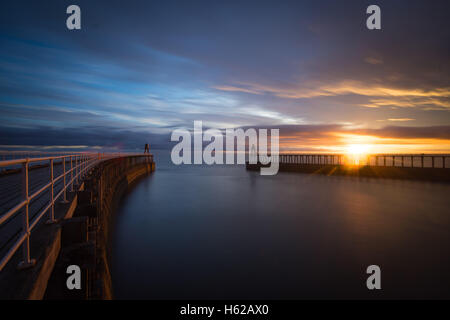 Whitby Harbour au lever du soleil Banque D'Images