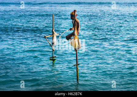 SRI LANKA - Mars 22, 2014 : la pêche des pêcheurs traditionnels en mode traditionnel près de Galle au Sri Lanka. Banque D'Images