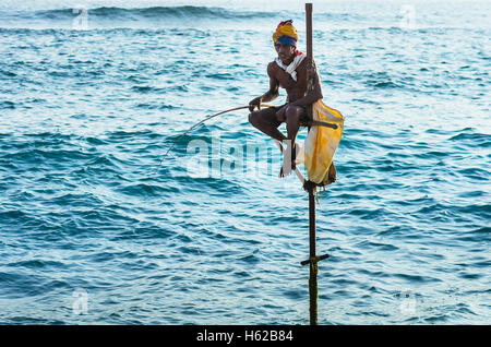 SRI LANKA - Mars 22, 2014 : la pêche des pêcheurs traditionnels en mode traditionnel près de Galle au Sri Lanka. Banque D'Images