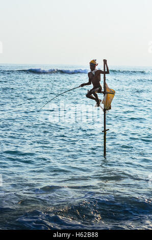 SRI LANKA - Mars 22, 2014 : la pêche des pêcheurs traditionnels en mode traditionnel près de Galle au Sri Lanka. Banque D'Images