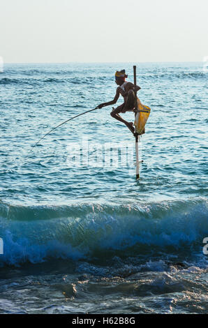 SRI LANKA - Mars 22, 2014 : la pêche des pêcheurs traditionnels en mode traditionnel près de Galle au Sri Lanka. Banque D'Images