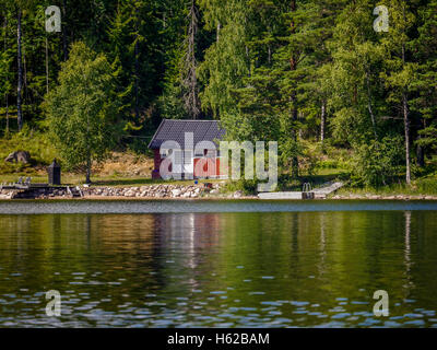 Cabane typique sur un lac en Suède Banque D'Images