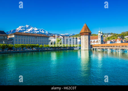 Centre-ville historique de Lucerne avec le célèbre Pont de la chapelle et le lac des Quatre-Cantons (Floralpina), Canton de Lucerne, Suisse Banque D'Images