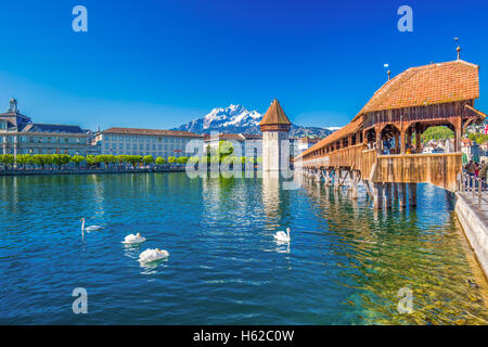 Centre-ville historique de Lucerne avec le célèbre Pont de la chapelle et le lac des Quatre-Cantons (Floralpina), Canton de Lucerne, Suisse Banque D'Images