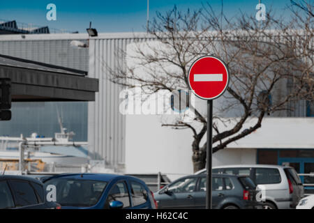 Aucun signe d'entrée dans un parking avec un ciel bleu Banque D'Images