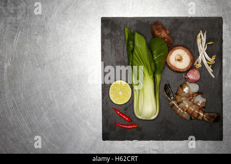 Ingrédients pour la crevette asiatique style burger avec pak-choï, chou de soja, les champignons, l'Ail, piment et citron vert Banque D'Images