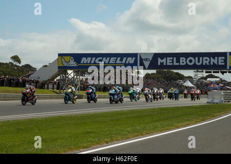 Phillip Island, Australie. 23 octobre, 2016. Moto 3. La Race. Le début de la Grand Prix Moto 3. Credit : Russell Hunter/Alamy Live News Banque D'Images