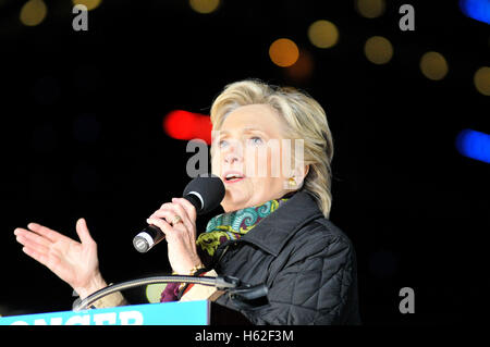 Pennsyvlnia, Philadelphie, USA. 22 octobre, 2016. Le candidat démocrate Hillary Clinton et colistier Sen. Tim Kaine ensemble lors d'un rassemblement de campagne à Philadelphie, PA © Bastiaan Slabbers/ZUMA/Alamy Fil Live News Banque D'Images
