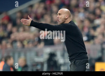 Munich, Allemagne. 22 octobre, 2016. Gladbach entraîneur en chef André Schubert ordonne à ses joueurs depuis les coulisses pendant la Bundesliga match de foot entre FC Bayern Munich et Borussia Moenchengladbach dans l'Allianz Arena de Munich, Allemagne, 22 octobre 2016. Photo : Tobias Hase/dpa/Alamy Live News Banque D'Images