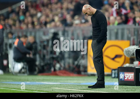 Munich, Allemagne. 22 octobre, 2016. Gladbach entraîneur en chef André Schubert vu avec sa tête abaissée lors de la Bundesliga match de foot entre FC Bayern Munich et Borussia Moenchengladbach dans l'Allianz Arena de Munich, Allemagne, 22 octobre 2016. Photo : Tobias Hase/dpa/Alamy Live News Banque D'Images