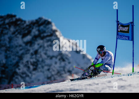Sölden, Autriche. 23 Oct, 2016. Eemeli Pirinen de Finlande est en concurrence au cours de la première exécution de la Coupe du Monde FIS de slalom géant hommes course à Sölden, Autriche Le 23 octobre 2016. Credit : Jure Makovec/Alamy Live News Banque D'Images