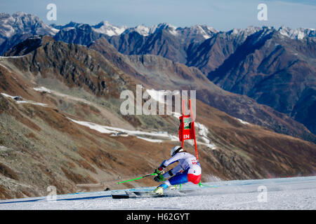 Sölden, Autriche. 23 Oct, 2016. Sandro Jenal de Suisse en compétition lors de la première exécution de la Coupe du Monde FIS de slalom géant hommes course à Sölden, Autriche Le 23 octobre 2016. Credit : Jure Makovec/Alamy Live News Banque D'Images