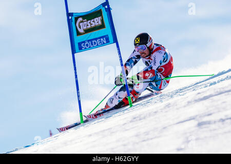 Sölden, Autriche. 23 Oct, 2016. Marcel Hirscher de l'Autriche est en concurrence au cours de la première exécution de la Coupe du Monde FIS de slalom géant hommes course à Sölden, Autriche Le 23 octobre 2016. Credit : Jure Makovec/Alamy Live News Banque D'Images