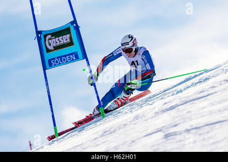 Sölden, Autriche. 23 Oct, 2016. Henrik Kristoffersen de Norvège est en concurrence au cours de la première exécution de la Coupe du Monde FIS de slalom géant hommes course à Sölden, Autriche Le 23 octobre 2016. Credit : Jure Makovec/Alamy Live News Banque D'Images