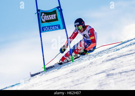 Sölden, Autriche. 23 Oct, 2016. Ted Ligety de USA fait concurrence au cours de la première exécution de la Coupe du Monde FIS de slalom géant hommes course à Sölden, Autriche Le 23 octobre 2016. Credit : Jure Makovec/Alamy Live News Banque D'Images