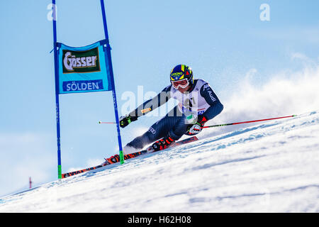 Sölden, Autriche. 23 Oct, 2016. Roberto Nani de l'Italie en compétition lors de la première exécution de la Coupe du Monde FIS de slalom géant hommes course à Sölden, Autriche Le 23 octobre 2016. Credit : Jure Makovec/Alamy Live News Banque D'Images