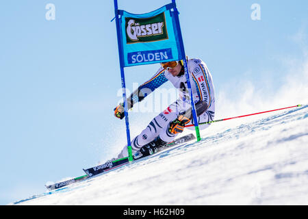 Sölden, Autriche. 23 Oct, 2016. Felix Neureuther de l'Allemagne est en concurrence au cours de la première exécution de la Coupe du Monde FIS de slalom géant hommes course à Sölden, Autriche Le 23 octobre 2016. Credit : Jure Makovec/Alamy Live News Banque D'Images