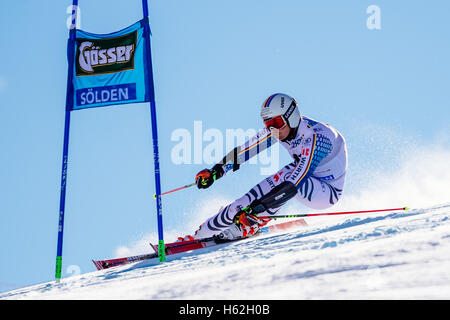 Sölden, Autriche. 23 Oct, 2016. Stefan Luitz d'Allemagne en compétition lors de la première exécution de la Coupe du Monde FIS de slalom géant hommes course à Sölden, Autriche Le 23 octobre 2016. Credit : Jure Makovec/Alamy Live News Banque D'Images