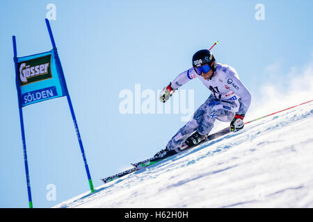 Sölden, Autriche. 23 Oct, 2016. Marcus Sandell de Finlande est en concurrence au cours de la première exécution de la Coupe du Monde FIS de slalom géant hommes course à Sölden, Autriche Le 23 octobre 2016. Credit : Jure Makovec/Alamy Live News Banque D'Images