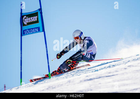 Sölden, Autriche. 23 Oct, 2016. Riccardo Tonetti de l'Italie en compétition lors de la première exécution de la Coupe du Monde FIS de slalom géant hommes course à Sölden, Autriche Le 23 octobre 2016. Credit : Jure Makovec/Alamy Live News Banque D'Images