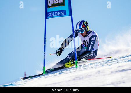 Sölden, Autriche. 23 Oct, 2016. Manfred Moelgg de l'Italie en compétition lors de la première exécution de la Coupe du Monde FIS de slalom géant hommes course à Sölden, Autriche Le 23 octobre 2016. Credit : Jure Makovec/Alamy Live News Banque D'Images