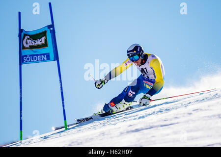 Sölden, Autriche. 23 Oct, 2016. André Myhrer de Suède est en concurrence au cours de la première exécution de la Coupe du Monde FIS de slalom géant hommes course à Sölden, Autriche Le 23 octobre 2016. Credit : Jure Makovec/Alamy Live News Banque D'Images