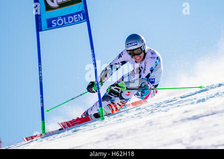 Sölden, Autriche. 23 Oct, 2016. Christoph Noesig d'Autriche fait concurrence au cours de la première exécution de la Coupe du Monde FIS de slalom géant hommes course à Sölden, Autriche Le 23 octobre 2016. Credit : Jure Makovec/Alamy Live News Banque D'Images