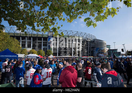 Twickenham, London, UK. 23 Oct, 2016. NFL International Series. Les Giants de New York contre la béliers. Le soleil brille, des fans à l'extérieur du stade. Credit : Action Plus Sport/Alamy Live News Banque D'Images