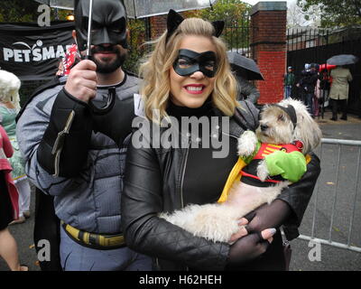 New York, USA. 22 octobre, 2016. Deux New-yorkais déguisés en Batman et leur chien en costume stand à la parade de costumes pour la Spooky Halloween Party à New York, USA, 22 octobre 2016. Photo : Johannes Schmitt-Tegge/dpa/Alamy Live News Banque D'Images