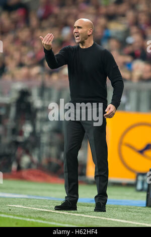 Munich, Allemagne. 22 octobre, 2016. Gladbach entraîneur en chef André Schubert ordonne à ses joueurs depuis les coulisses pendant la Bundesliga match de foot entre FC Bayern Munich et Borussia Moenchengladbach dans l'Allianz Arena de Munich, Allemagne, 22 octobre 2016. Photo : Tobias Hase/dpa/Alamy Live News Banque D'Images